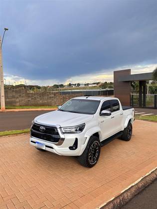 TOYOTA HILUX 2.8 D-4D TURBO DIESEL CD SRX PLUS 4X4 AUTOMÁTICO